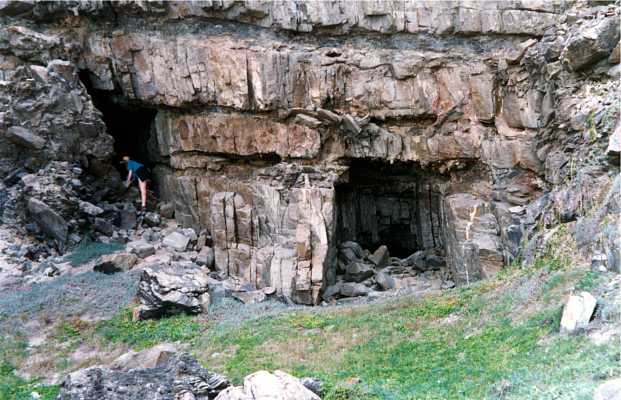 Twins Cave Joan at entrance[PSwart]